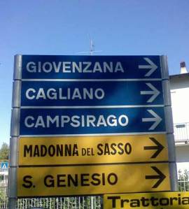 Colle Brianza. Insegne surrealiste.