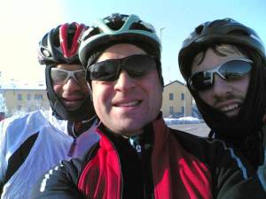 Crudeli Ciclisti, incuranti di chi è costretto a lavorare la domenica. 