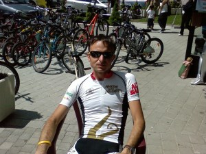 Ebbene sì. Il ciclista pericoloso è rimasto là. 