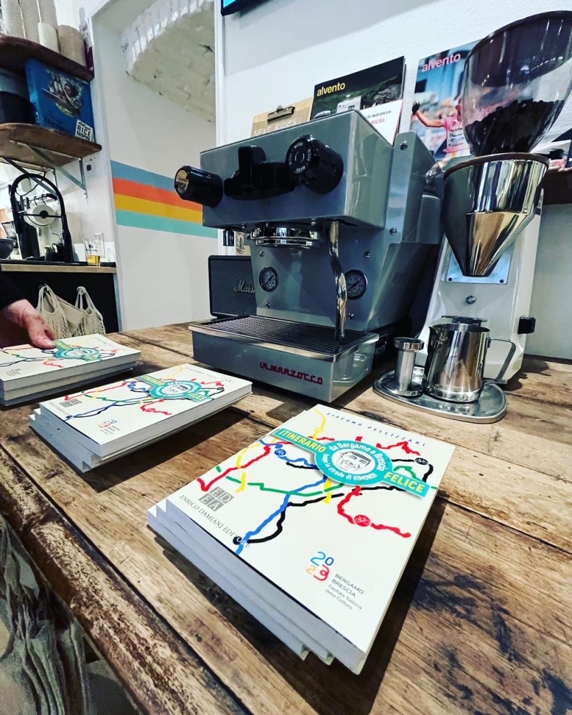 Come Nuvola Rossa, anche Felice, durante il Giro d’Italia del 1976, compì un miracolo. Respinse tutti gli attacchi degli avversari e conquistò la maglia rosa. Una resistenza che al visionario giornalista apparve stoica e ferrea, a tal punto da trasformarsi in vera e propria poesia. Nuvola Rosa vinse, ormai a fine carriera, contro tutto e contro tutti, quell’edizione del Giro d’Italia.
Un ultimo prezioso tassello a una storia iniziata undici anni prima con la maglia gialla a Parigi.
Noi oggi però, mentre pedaliamo tra le fronde di Sombreno di Bergamo, Nuvola Rosa lo immaginiamo in maglia azzurra con la scritta bianca su fondo nero “Salvarani”, la S grande, e in testa il suo fedele ed elegantissimo cappellino bianco. Una silhouette esteticamente ineccepibile. E ancora oggi – non a caso – quella maglia, realizzata con i medesimi tessuti in lanetta di allora, viene riprodotta e venduta online insieme ad altri cimeli del grande campione sedrinese. A comprarla ci sono appassionati di tutto il mondo.